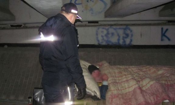 policjant z bezdomnym