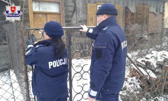 policjanci sprawdzają miejsce, w którym mogą przebywać bezdomni