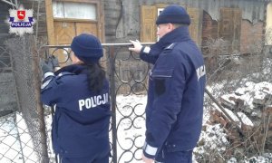 policjanci sprawdzają miejsce, w którym mogą przebywać bezdomni