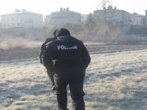 Policjanci uchronili mężczyznę przed wychłodzeniem