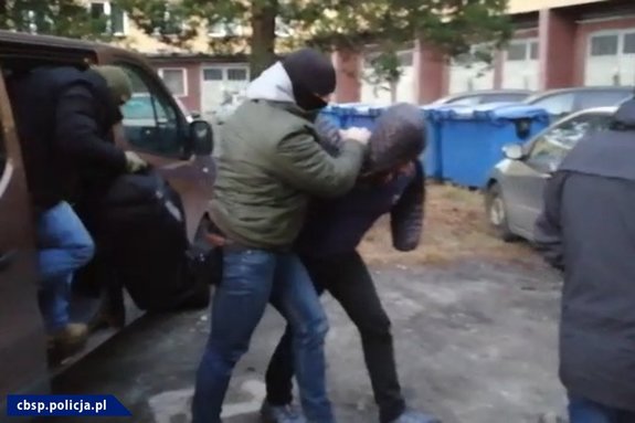 zatrzymany prowadzony przez policjanta