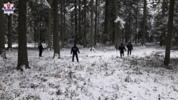 policjanci podczas poszukiwań