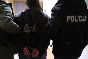 policjanci prowadzą zatrzymanego