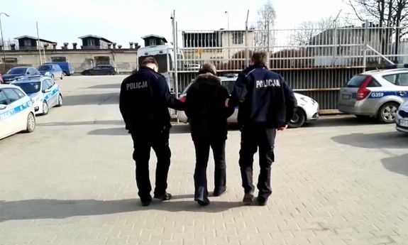 policjanci prowadzą zatrzymanego