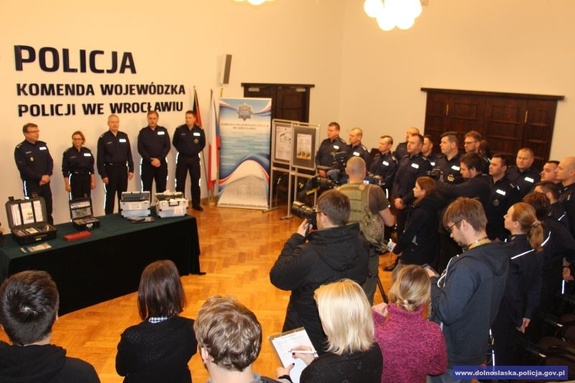 „Mobilne laboratoria” trafiły do dolnośląskich policjantów – zakup sprzętu możliwy był w ramach Programu Współpracy INTERREG V-A Polska - Saksonia oraz Republika Czeska - Polska