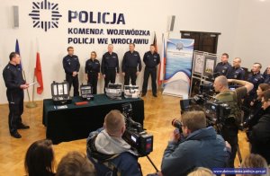 „Mobilne laboratoria” trafiły do dolnośląskich policjantów – zakup sprzętu możliwy był w ramach Programu Współpracy INTERREG V-A Polska - Saksonia oraz Republika Czeska - Polska