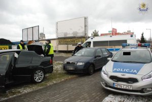 policjanci podczas czynności słuzbowych