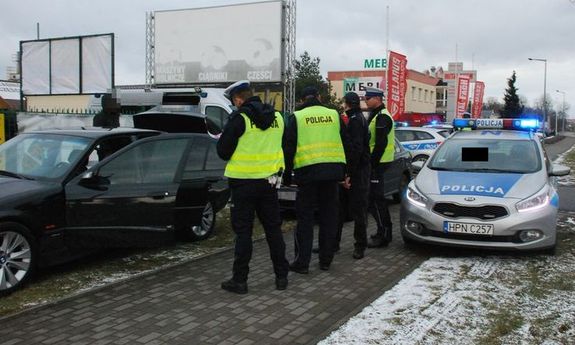 policjanci podczas czynności służbowych