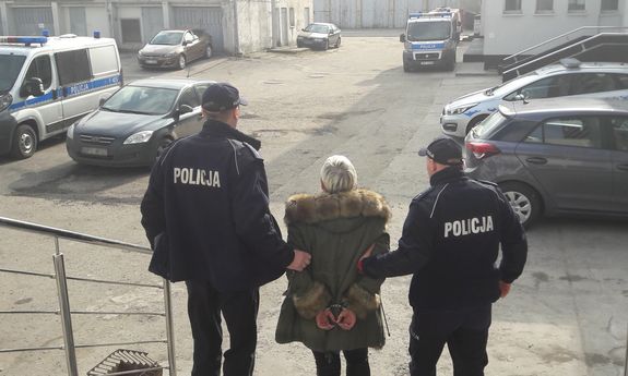 policjanci prowadzą zatrzymaną