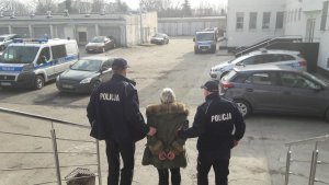 policjanci prowadzą zatrzymaną