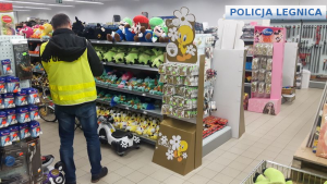 policjant zabezpiecza podrobione towary