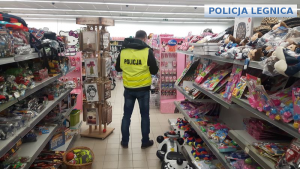 policjant zabezpiecza podrobione towary