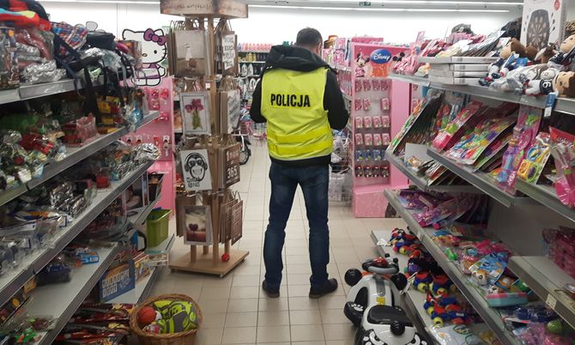 policjant zabezpiecza podrobione towary