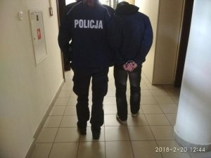 policjanci z zatrzymanym