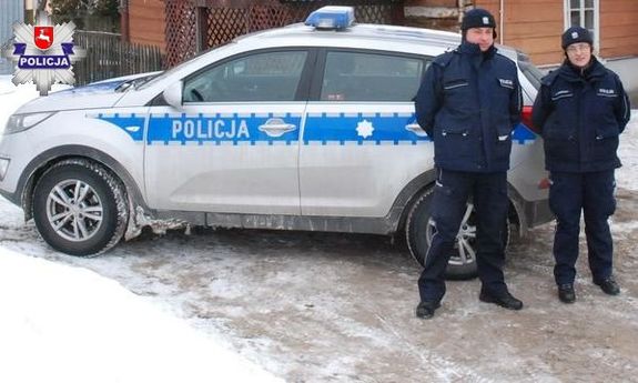 dwaj policjanci, którzy uratowali niepełnosprawnego mężczyznę