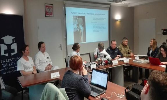 konferencja prasowa, poświęcona pomocy medycznej