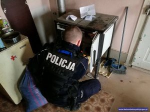 Dzierżoniowscy policjanci pomagają samotnemu, niepełnosprawnemu mężczyźnie