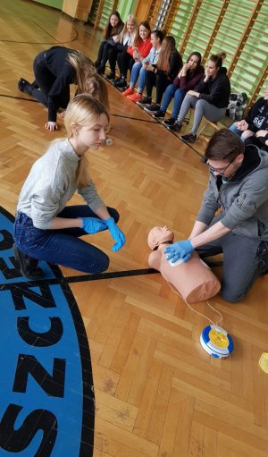 policjanci szkolą młodzież