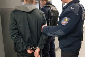 policjanci prowadzą zatrzymanego