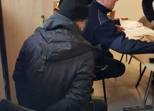 policjanci z zatrzymanym