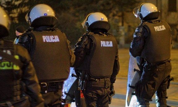 policjanci podczas zabezpieczenia meczu