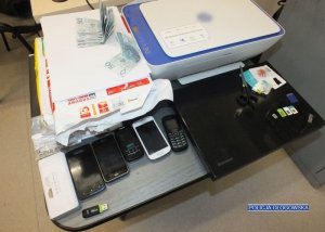 zabezpieczone przedmioty i podrobione banknoty