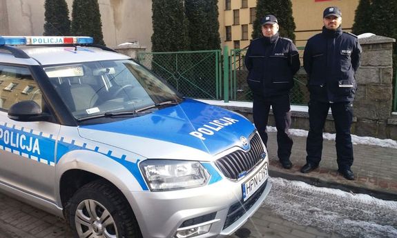 policjanci, którzy uratowali kobietę przed zaczadzeniem