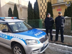 policjanci, którzy uratowali kobietę przed zaczadzeniem
