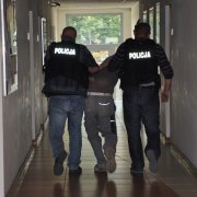 zatrzymany prowadzony przez policjantów