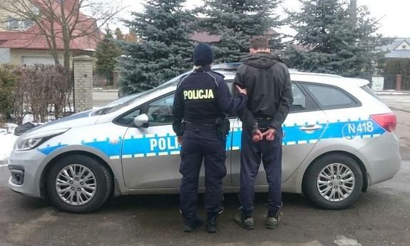 policjant z zatrzymanym