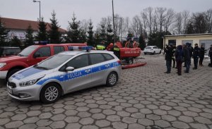 Policjanci i strażacy radzą jak uniknąć niebezpieczeństw na zamarzniętych zbiornikach wodnych