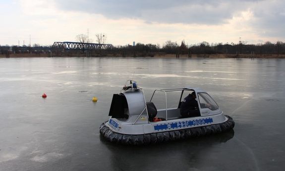 Zadbaj o swoje bezpieczeństwo - lód na wodzie, to &quot;krucha&quot; sprawa