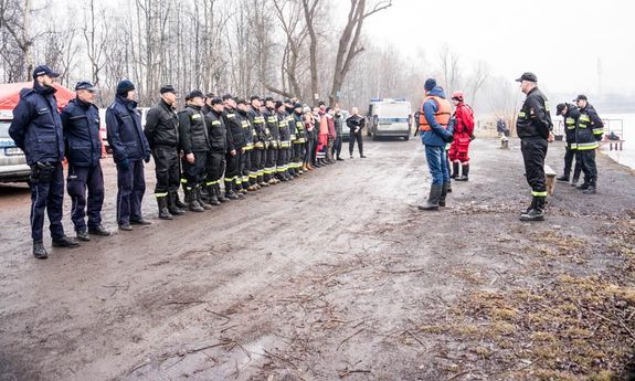 Ćwiczenia służb ratowniczych na zamarzniętym stawie