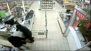 Sprawcy wjechali do sklepu taranując drzwi samochodem