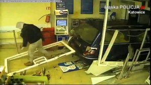 Sprawcy wjechali do sklepu taranując drzwi samochodem