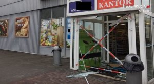 Sprawcy wjechali do sklepu taranując drzwi samochodem