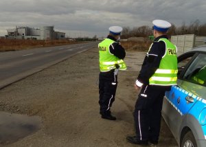 policjanci w trakcie kontroli drogowej
