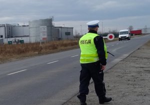 policjanci w trakcie kontroli drogowej