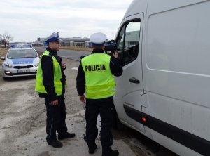 policjanci w trakcie kontroli drogowej