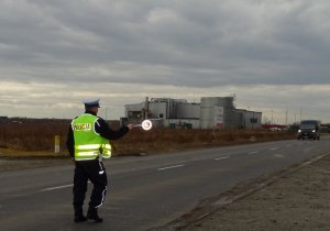 policjanci w trakcie kontroli drogowej