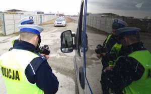 policjanci w trakcie kontroli drogowej