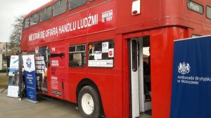 Wizyta londyńskiego autobusu informującego o zagrożeniach związanych ze współczesnym niewolnictwem