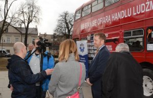 Wizyta londyńskiego autobusu informującego o zagrożeniach związanych ze współczesnym niewolnictwem