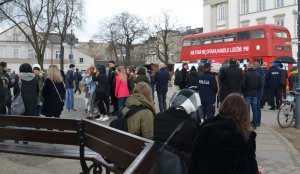 Wizyta londyńskiego autobusu informującego o zagrożeniach związanych ze współczesnym niewolnictwem