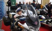 dziewczynka na policyjnym motocyklu