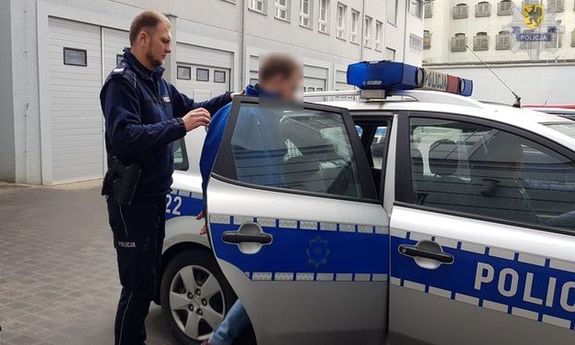 policjant z zatrzymanym