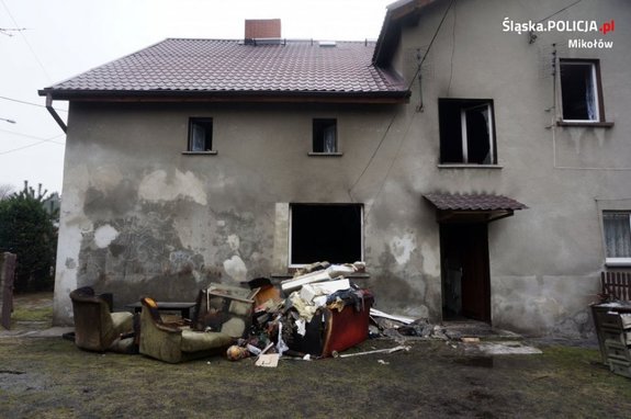 Policjanci uratowali lokatorów z pożaru