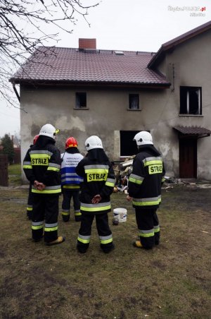 Policjanci uratowali lokatorów z pożaru