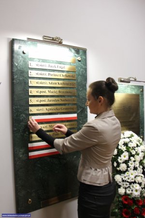 Uroczyste odsłonięcie tabliczek upamiętniających policjantów, którzy ponieśli śmierć na służbie