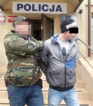 Policjant z zatrzymanym mężczyzną